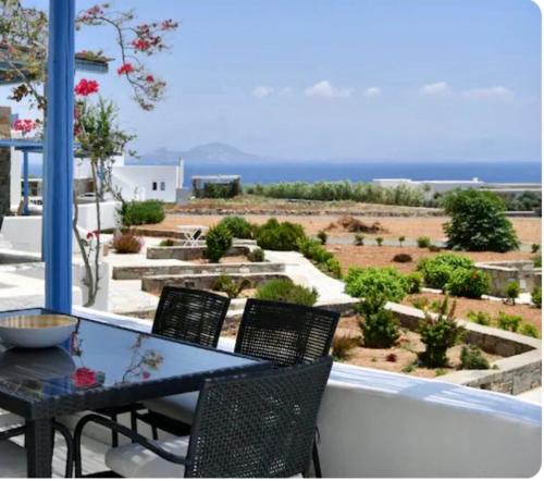 stół i krzesła na balkonie z widokiem w obiekcie Villa Galano PAROS GREECE w mieście Ambelas