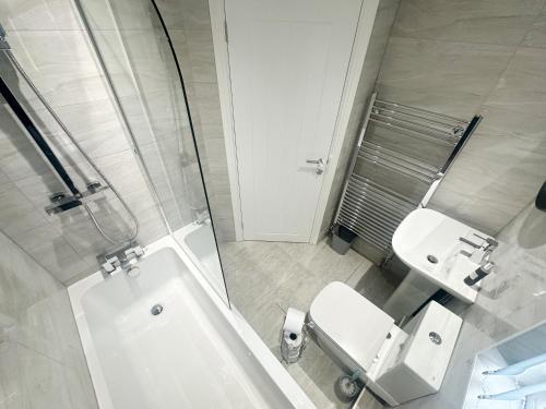 4 Bedroom, Sleeps 8, Free Parking, 5 mins from LFC, 15 Mins City Centre photo 13
