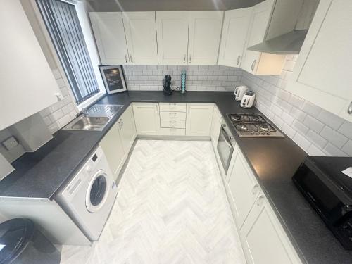 4 Bedroom, Sleeps 8, Free Parking, 5 mins from LFC, 15 Mins City Centre photo 15