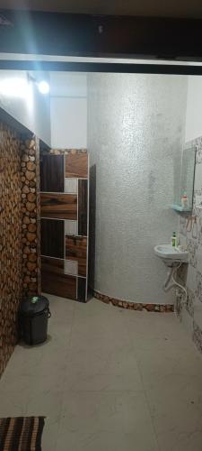 y baño con lavabo, aseo y espejo. en Pravuprasad Homestay Family Room en Bhubaneshwar