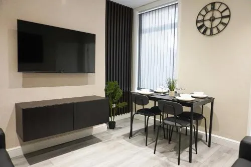 4 Bedroom, Sleeps 8, Free Parking, 5 mins from LFC, 15 Mins City Centre photo 1