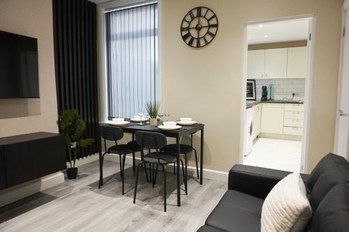 4 Bedroom, Sleeps 8, Free Parking, 5 mins from LFC, 15 Mins City Centre photo 3