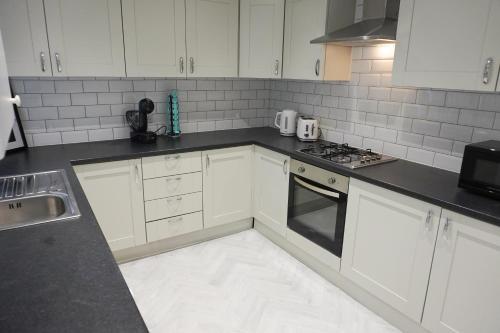 4 Bedroom, Sleeps 8, Free Parking, 5 mins from LFC, 15 Mins City Centre photo 33