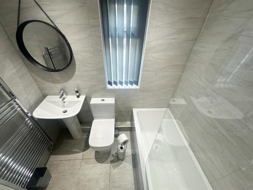4 Bedroom, Sleeps 8, Free Parking, 5 mins from LFC, 15 Mins City Centre photo 35