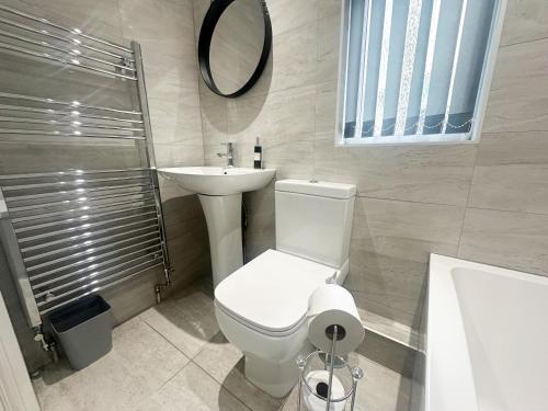 4 Bedroom, Sleeps 8, Free Parking, 5 mins from LFC, 15 Mins City Centre photo 42