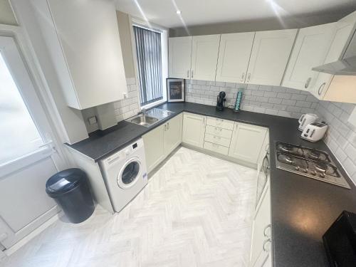 4 Bedroom, Sleeps 8, Free Parking, 5 mins from LFC, 15 Mins City Centre photo 45