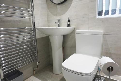 4 Bedroom, Sleeps 8, Free Parking, 5 mins from LFC, 15 Mins City Centre photo 49