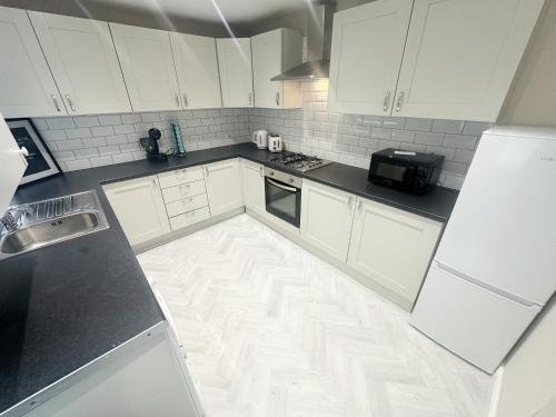 4 Bedroom, Sleeps 8, Free Parking, 5 mins from LFC, 15 Mins City Centre photo 56