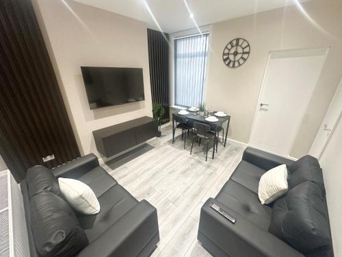 4 Bedroom, Sleeps 8, Free Parking, 5 mins from LFC, 15 Mins City Centre photo 7