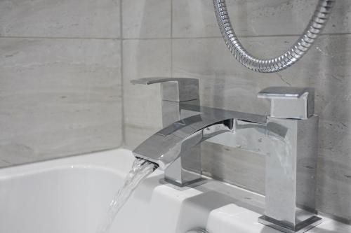 Koupelna v ubytování 4 Bedroom, Sleeps 8, Free Parking, 5 mins from LFC, 15 Mins City Centre