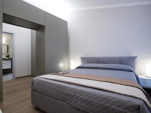 1 dormitorio con 1 cama grande en una habitación en IL TOLOMEI - Central in the middle of main street, en Siena