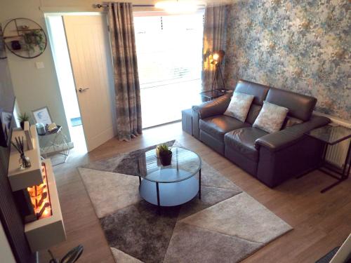 sala de estar con sofá y mesa en Modern 2 Bed in Troon, en Loans
