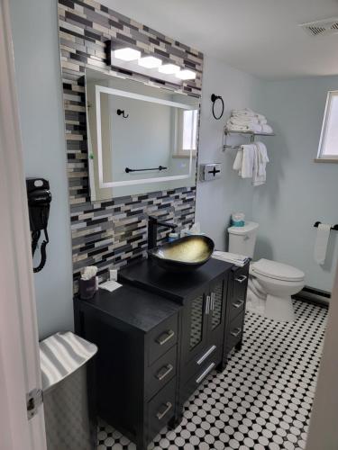 a bathroom with a black sink and a mirror at Silver Ridge Lodge in Salida