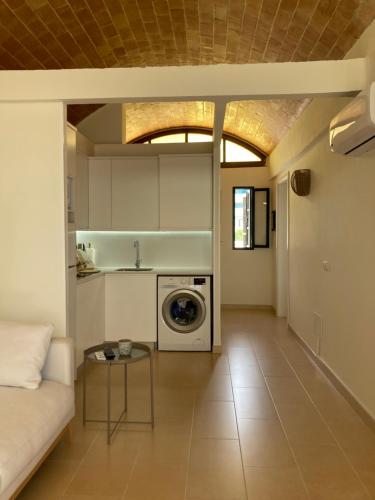 cocina y sala de estar con lavadora en Apartamento La Mimosa, en San Agustín