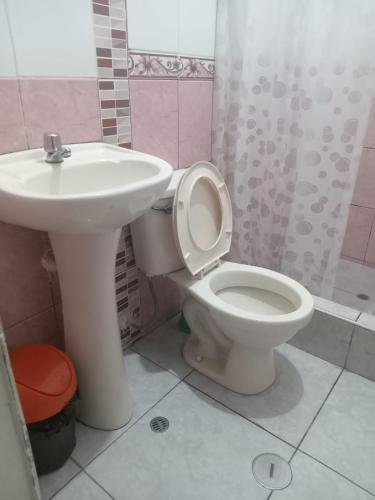 uma casa de banho com um WC e um lavatório em HOSPEDAJE MARISCAL CASTILLA em Tumbes