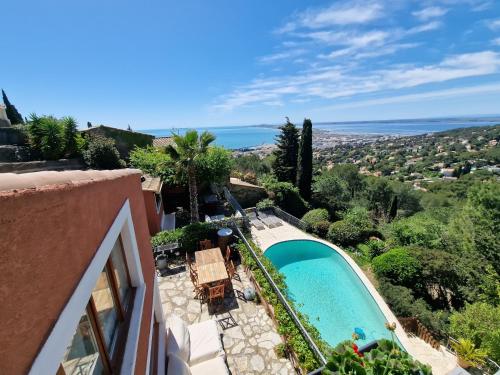- une vue sur la piscine depuis un bâtiment dans l'établissement Villa Clarté Sète, à Sète