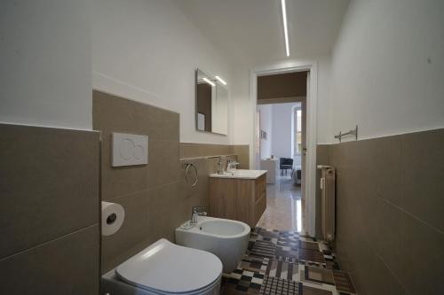bagno con servizi igienici e lavandino di Manzoni 22 a La Spezia