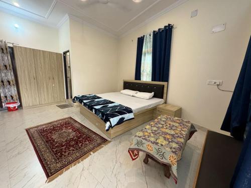 - une chambre avec 2 lits et un tapis dans l'établissement Ved Vatika Homestay, à Faizābād