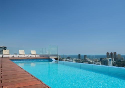 a large swimming pool on the roof of a building at Torre Opus 31 - Apto.605 in Santo Domingo