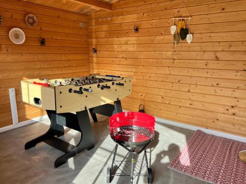 ein Zimmer mit einer Tischtennisplatte und einem Grill in der Unterkunft STNAHOME 60110 Maison Champêtre aux Portes de Paris & SPA in Amblainville