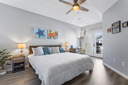 a bedroom with a bed and a ceiling fan at Luxury Condo in Gulfport in Gulfport