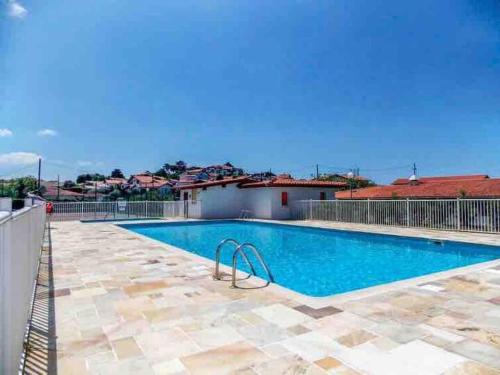 - une piscine sur le côté d'une maison dans l'établissement T2 résidence avec piscine et tennis, à Bidart