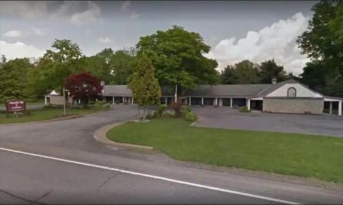 uma estrada vazia em frente a um edifício em Rhinebeck Village Inn em Rhinebeck