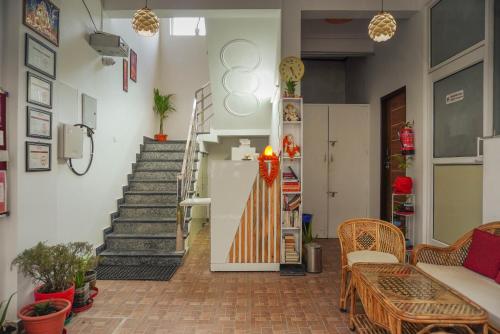 een kamer met trappen en stoelen en een trap bij Adi Yoga Ashram in Rishīkesh