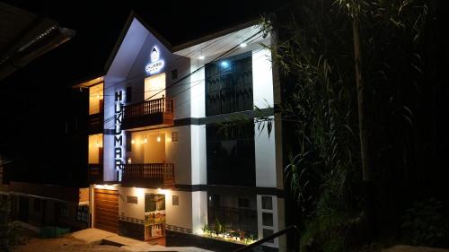 un edificio con un letrero iluminado por la noche en Ukumari Hotel, en Chachapoyas