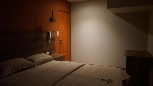 ein Schlafzimmer mit einem Bett und einem Treppenaufgang in der Unterkunft Ukumari Hotel in Chachapoyas