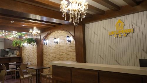 uma sala de jantar com uma placa na parede em Ukumari Hotel em Chachapoyas