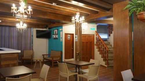 une salle à manger avec des tables et des chaises et un escalier dans l'établissement Ukumari Hotel, à Chachapoyas