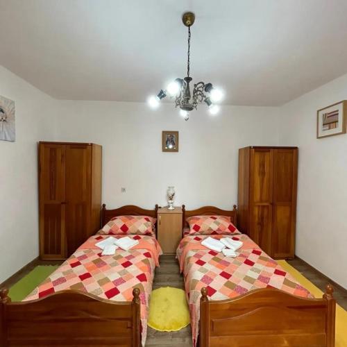 En eller flere senger på et rom på Dolina mira