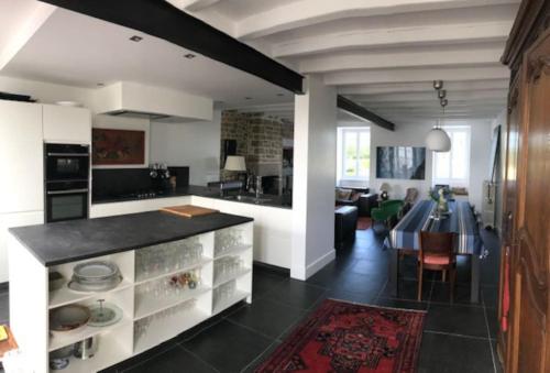 une cuisine avec un comptoir et une salle à manger dans l'établissement La Valoiserie, charming Normandy manor near the sea, à Montfarville