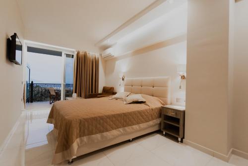 Кровать или кровати в номере AKRON Luxury Holidays