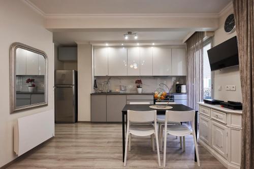 une cuisine avec une table et des chaises dans une pièce dans l'établissement Moderne 2/3 Pièces près du Port, à Nice