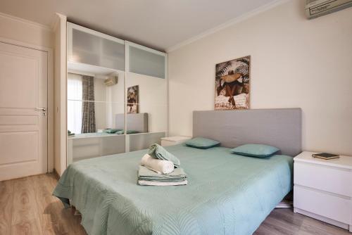 une chambre avec un lit avec une serviette dessus dans l'établissement Moderne 2/3 Pièces près du Port, à Nice