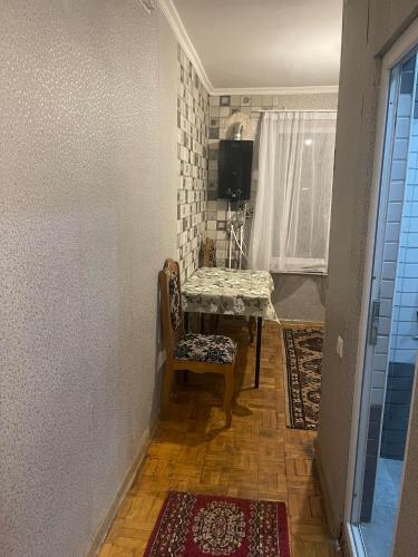 pasillo con mesa y silla en una habitación en Flat, en Kutaisi