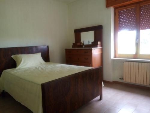 1 dormitorio con cama, tocador y espejo en Masseria Di Nzino, en San Giacomo degli Schiavoni