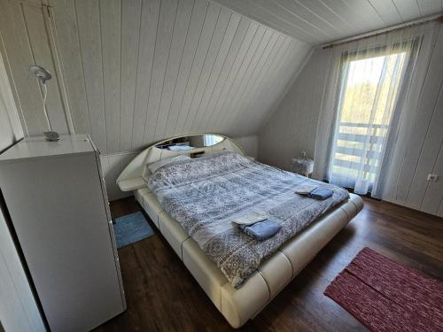 ein kleines Schlafzimmer mit einem Bett in einem Zimmer in der Unterkunft Koliba Japa in Delnice