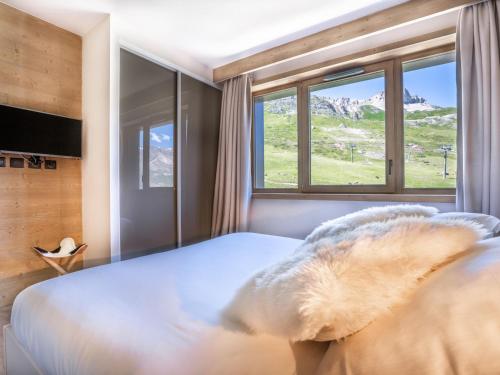 a bedroom with a large bed with a large window at Appartement Tignes, 5 pièces, 8 personnes - FR-1-641-37 in Tignes