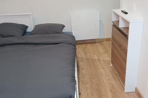 - un lit dans une petite chambre avec une commode et une sidx sidx sidx dans l'établissement Studio rénové hypercentre, à Amiens