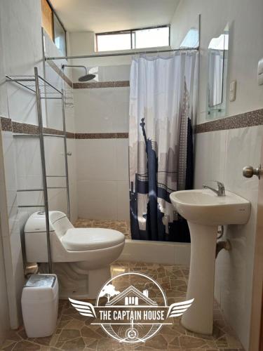 La salle de bains est pourvue de toilettes et d'un lavabo. dans l'établissement The Captain House, à Pucallpa