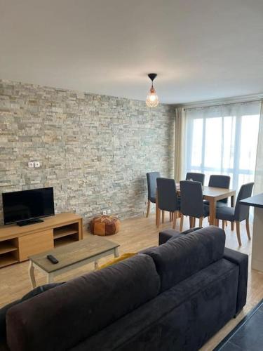 Super 3 pcs et Parking aux portes de Paris et stade de france à proximité des sites touristiques parisiens Montmartre , champs Élysée ,châtelet etc et des transports métro,RER ,wifi disponible