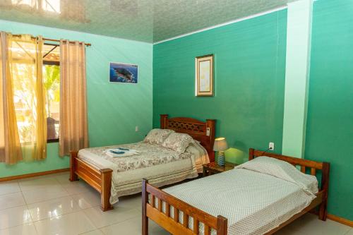 Una cama o camas en una habitación de Villa Manolo Lodge, Ocean and Forest View
