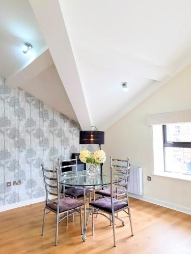 Ruang duduk di THE PENTHOUSE AT REGENT HOUSE Light and airy top floor with lift access 1 bedroom en-suite luxury apartment ULTRA CENTRAL LOCATION