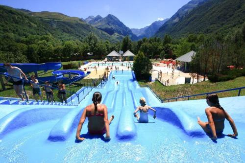 Bazén v ubytování Charmant Logement de plein pied avec piscine 2* nebo v jeho okolí