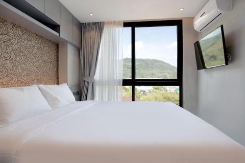 Ένα ή περισσότερα κρεβάτια σε δωμάτιο στο Tropics Kamala Hill View Suite CTG D707, near Beach and Fantasea