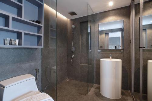 Ένα μπάνιο στο Tropics Kamala Hill View Suite CTG D707, near Beach and Fantasea