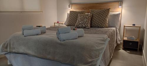 um quarto com uma cama grande com almofadas em Apartamento La Paz em Torrellano